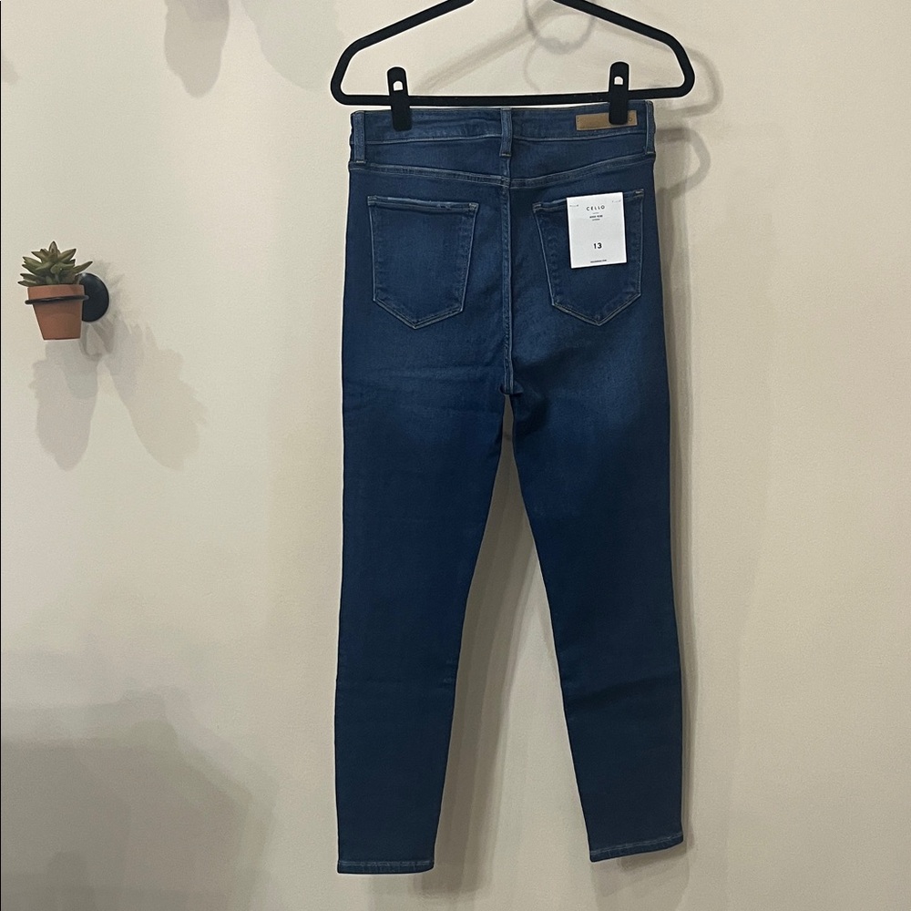 NWT Cello Women's Classic Blue Straight Leg Jeans - Picture 4 of 6